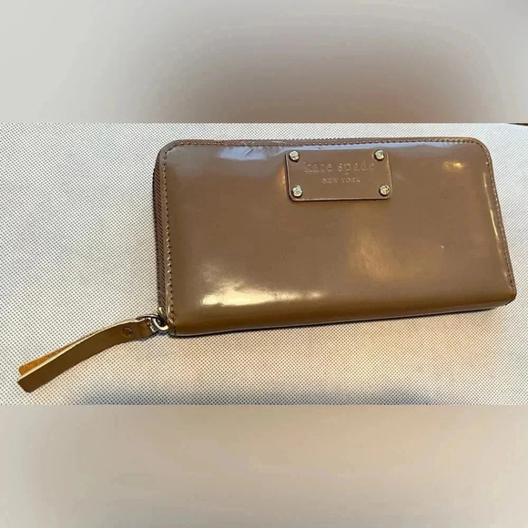 Kate Spade New York| ladies Continental patent leather zip around wallet. - Picture 1 of 15